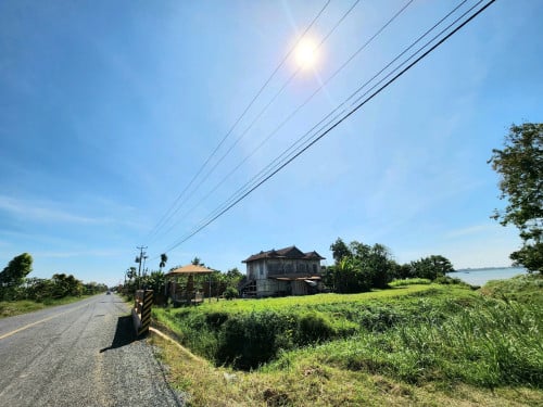 ដីឋានសួគ៌ ក្បាលជាប់ផ្លូវជាតិ កន្ទុយជាប់ទន្លេ