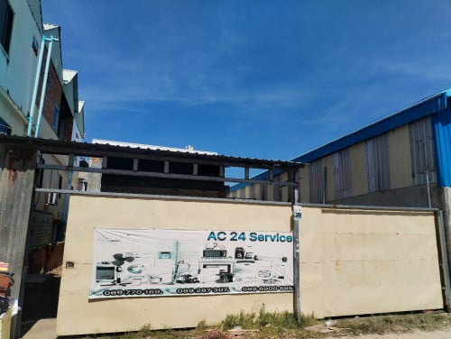 ដីជួលទំហំ 200m2 និងមានផ្ទះចាស់អាចស្នាក់នៅបាន​ និងផ្លូវមុខផ្ទះ ទំហំ9m។