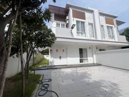 វីឡាភ្លោះB សម្រាប់លក់នៅបុរីឌឺផ្លរ៉ា