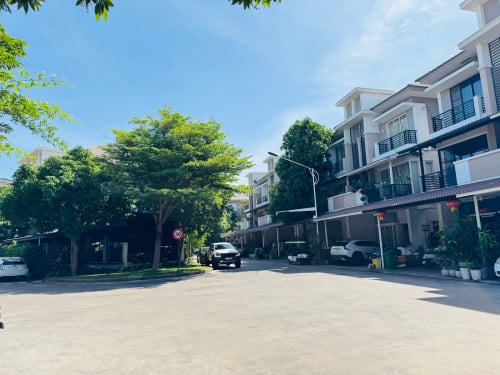 LA For Sale At Peng Hout Beoung Snor