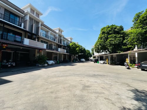 LA For Sale At Peng Hout Beoung Snor