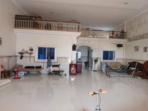 ជួលអ្នកនៅថែ