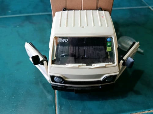 ឡានបញ្ជាដឹកទំនិញសាកថ្ម