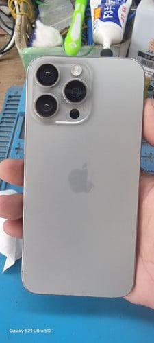 ឧត្តមវឌ្ឍន: ហាងលក់ទូរស័ព្ទដៃទំនើប