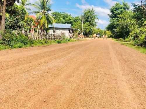 ដីប្លង់រឹងជាប់ផ្លូវគ្រួសក្រហម
