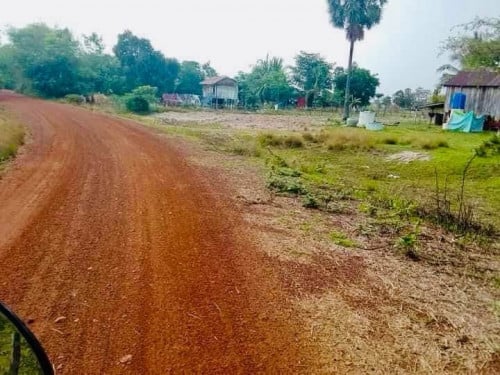 ដីជាប់ផ្លូវរដ្ឋលក់បន្ទាន់