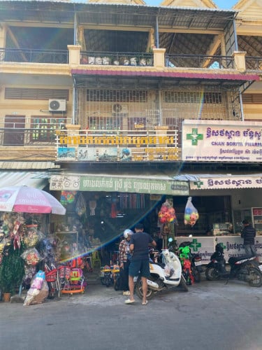 ផ្ទះលក់ ក្រោយផ្សារឈូកមាស មានមនុស្សអ៊ូអរច្រើនអាចប្រកបអាជីវកម្មគ្រប់ប្រភេទ