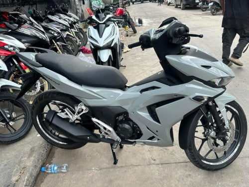 តម្លៃ2000$ស្តើងម៉ូតូថ្មី