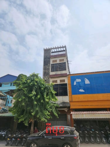 ផ្ទះនឹងឃ្លាំងលើផ្លូវជាតិលេខ5(ផ្លូវមុខក្រោយ) នៅជិត ផ្សារlucky kOI ACLEDA ល្អសំរាប់ការរកស៊ីស្តុកអីវ៉ាន