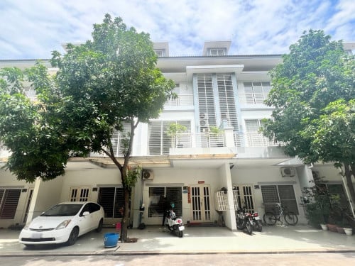 វីឡាកូនកាត់​សម្រាប់ជួលនៅ បុរី ប៉េងហួត 598 | LA villa for​​ Rent in Borey Peng Houth 598