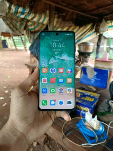 លក់រឺដូរយកiphone Huawei  nova8 បែកខ្នង