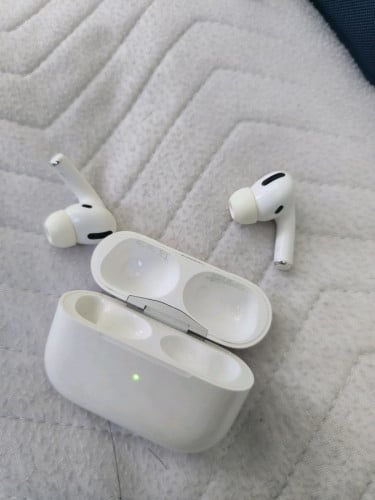 Apple airpod pro v1 98% with box.