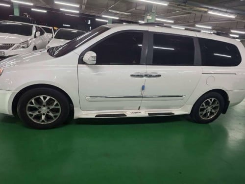Kia carnival 013 ក្នុងលឿង ឡានស្អាត ទ្វាអូតូ២សន្លឹក