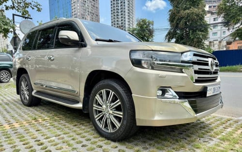 Landcruiser ឆ្នាំ2011ឡេីង2021 Spec Arab
