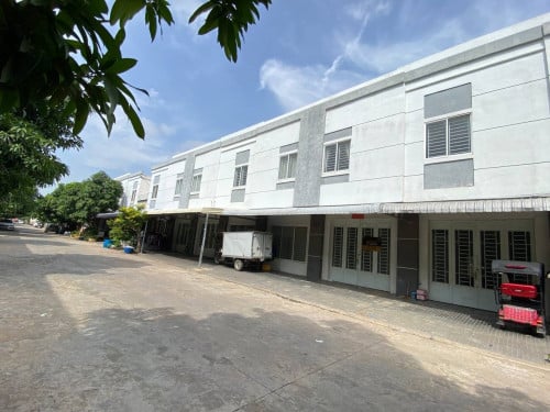 វីឡាភ្លោះសម្រាប់លក់បន្ទាន់ នៅបុរីពិភពថ្មីឈូកវ៉ា២