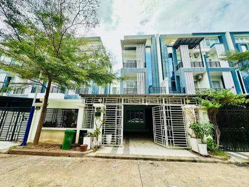 វីឡាភ្លោះដេគ័រស្អាតលក់នៅ បុរីសម្បត្តិមានហេង(ព្រែកឯង)