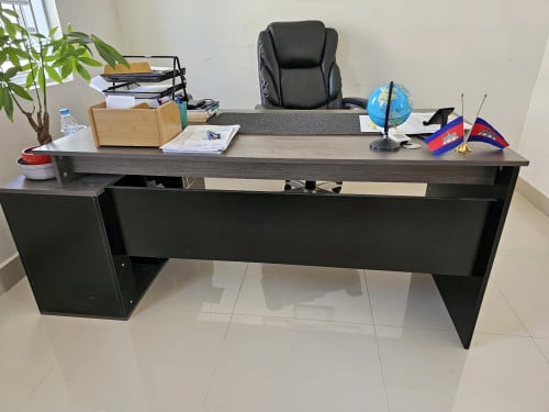 តុធ្វើការ និងកៅអី ១ទឹកធូរៗ