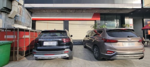 ហាងអាជីវកម្មនៅជិត អូឡាំព្យា លើផ្លូវធំ