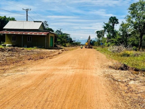 ដីលក់លើផ្លូវកំពុងចាក់កៅស៊ូ(ផ្លូវ30ម)