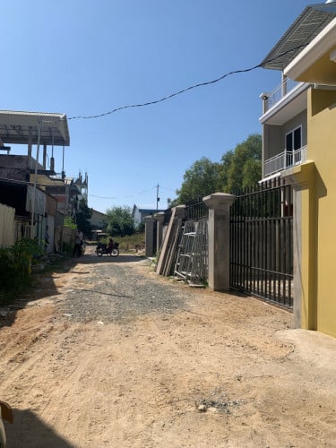 ដីលក់នៅជិតផ្សារតាំងក្រសាំងមុខប្រលានយន្តហោះចាស់ពោចិនតុង ដីស្អាតចាក់ហេីយស្រាប់