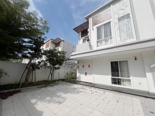 វីឡាភ្លោះBសម្រាប់លក់ នៅបុរីឌឺផ្លរ៉ា | Twin B Villa for Sale in Borey The Flora