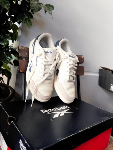 ស្បែកជើងម៉ាក Reebok