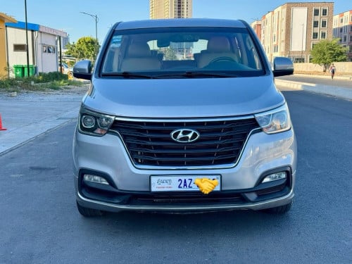 🚘ចូលស្តុកថ្មី HYUNDAI H1 2019 full ដំបូលបើកពីរតង់  ពណ៌ប្រាក់ ម៉ាស៊ីនម៉ាស៊ូត 12 កៅអី ឡានខ្លាញ់គោ