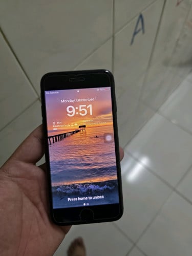 Iphone8តូច 64G bypass only wifi យកទៅbypass sim បានថ្មកាន់បែកខ្នងដូចរូប