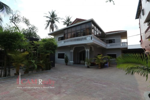 Spacious commercial villa for rent in Boeng Tumpun area | Large parking