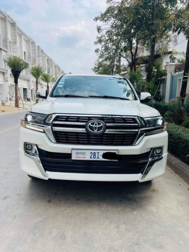 TOYOTA Land Cruiser 2010UP2021 ឡាន​ស្លាក​លេខ​ ពណ៌​សរ​ក្នុង​លឿង​ បេីក​ដំបូល​ full options ម្ចាស់​ដើម​