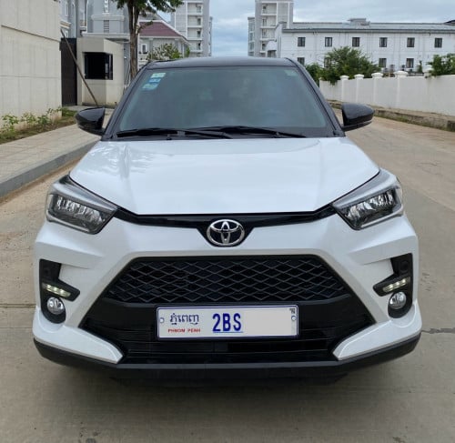 Toyota Raize 2023 ដំបូលខ្មៅ (16000គីទ្បូ) ទឹកថ្នាំហ្សុីន1ជុំ