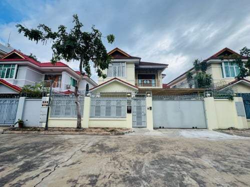 Villa 3 Bedrooms For Rent in Tonle Bassac Area