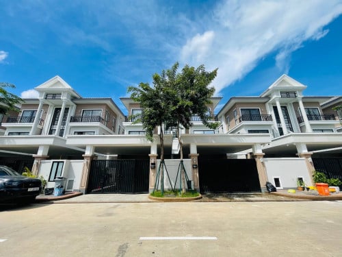 វីឡាភ្លោះអេសម្រាប់លក់ នៅក្នុងបុរីប៉េងហួតបឹងស្នោរ