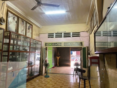 ផ្ទះលក់នៅជិតផ្សារ រកាកោងទីតាំងល្អអាចបើករកសុីអ្វីក៏បាន