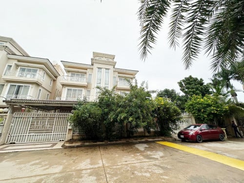 វីឡាទោល សម្រាប់លក់ នៅបុរីពិភពថ្មីសំរោងអណ្តែត