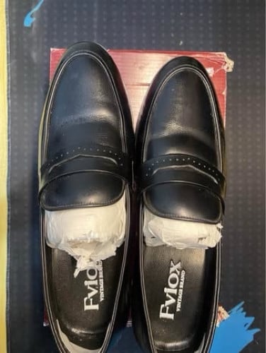 ស្បែងជើងបុរេ