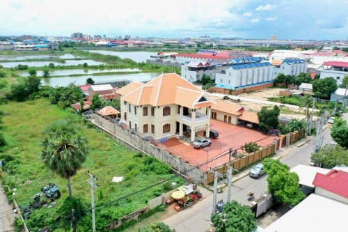 ផ្ទះវីឡាកែង(ដីធំ)លក់បន្ទាន់