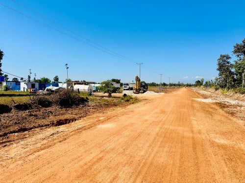 ដីលក់ជាប់ផ្លូវរដ្ឋ30ម៉ែតកំពុងចាក់កៅស៊ូ