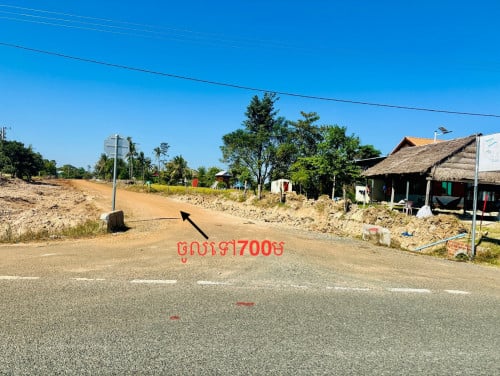 ដីលក់លើផ្លូវកំពុងចាក់កៅស៊ូ(ផ្លូវ30ម)