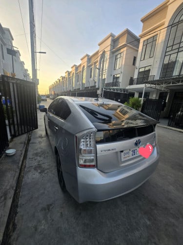 Prius សំរាប់ជួលជាថ្ងៃ អាទិត្យ ជាខែ