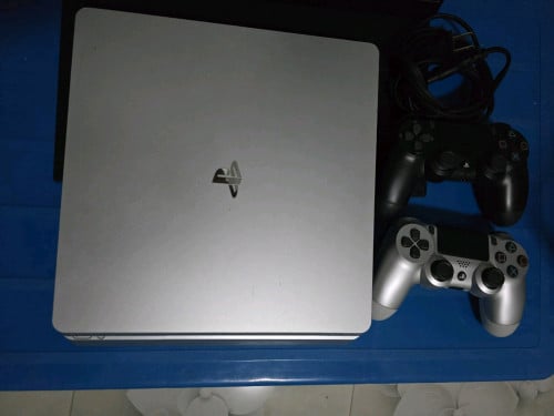 PS4  slim JB 500G ពណ៌ស្អាតជាមួយដៃមួយគូ