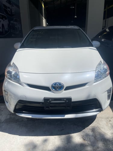 Toyota prius option 3 year 2013 ក្នុង លឿង