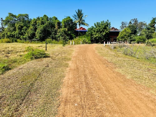 ដីប្លង់រឹងជាប់ផ្លូវគ្រួសក្រហម