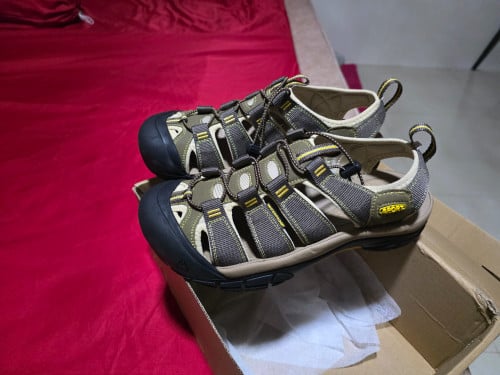 ស្បែកជើងថ្មីពីប្រអប់ទំហំ42 កុម្មង់ពីចិនខុសលេខមិនដែលពាក់សោះ