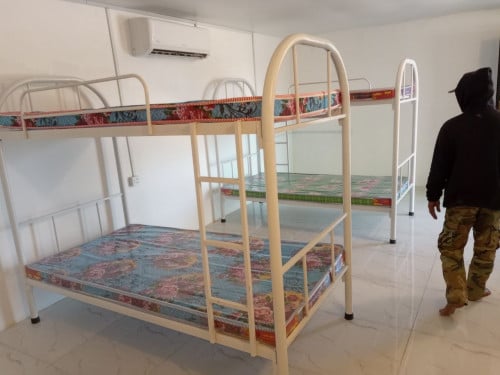 គ្រែដែកពីជាន់