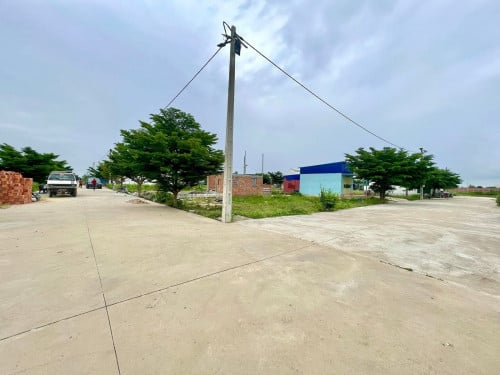 ដីទំហំ 25m x 25m ផ្លូវ២ច្រក អាចសង់ឃ្លាំង បន្ទប់ជួល រឺ ផ្ទះវីឡា