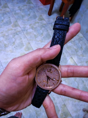 នាឡិកាប្រើថ្មនៅស្អាត 99% ការទិញ 100 ជាង