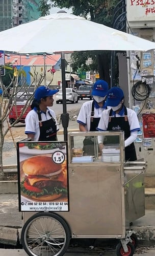 ផ្នែក អ្នកឈរលក់ Burger និងSpagetti ភេទស្រី