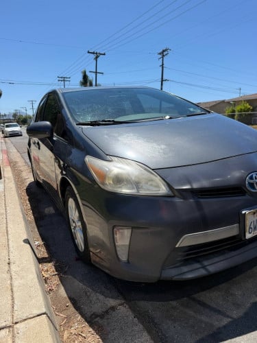 2012 Toyota Prius option 3 Plug-In 16200$