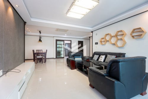 3BR Spacious Condo For Rent In BKK1- De Castle Royal